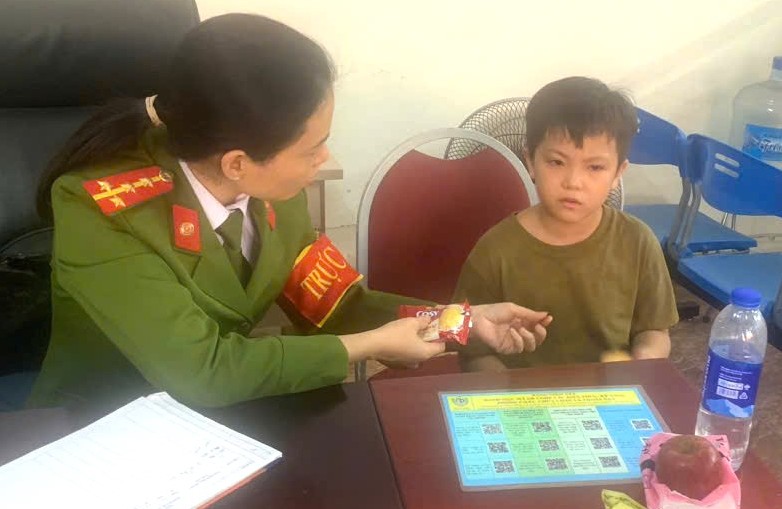 Công an quận Kiến An tìm gia đình cho một cháu bé bị lạc